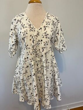 Universal Thread White Floral Spring Summer Mini Dress with POCKETS!!! Sz Small